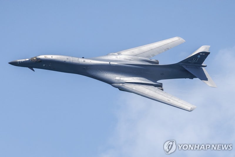 '언제든 폭격 가능'…미군, <b>베네수엘라</b>에 B-1 띄워 무력시위
