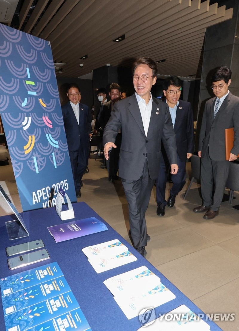 <b>김민석 총리</b>, <b>APEC</b> 정상회의 미디어숙소 <b>점검</b>