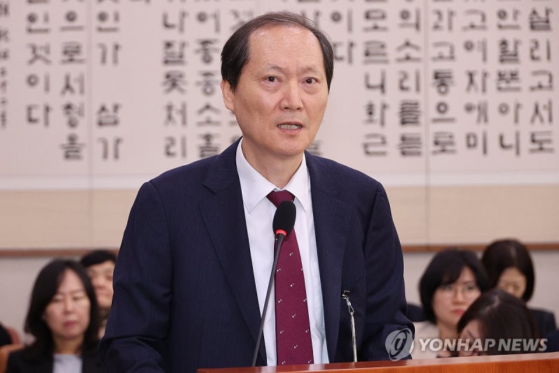 '안가 회동' <b>이완규</b> 前법제처장, 국감서 '<b>증인 선서</b>' <b>거부</b>