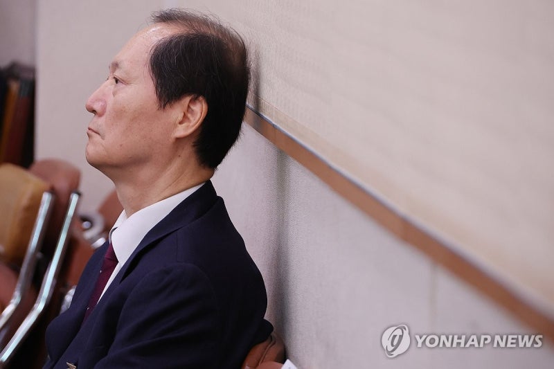 <b>증인선서</b> 거부한 <b>이완규</b> 전 법제처장