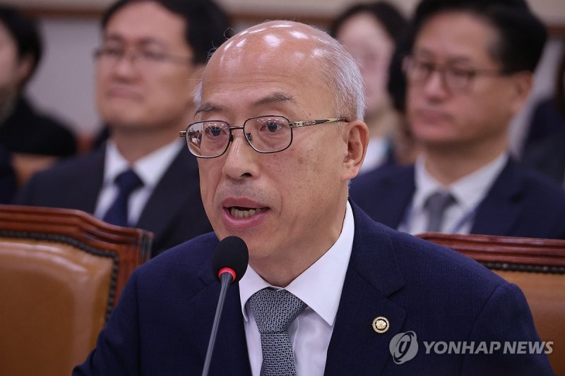 법제처장, '<b>4년 연임제</b> 李<b>대통령</b> 미적용' 묻자 "국민 결단 문제"