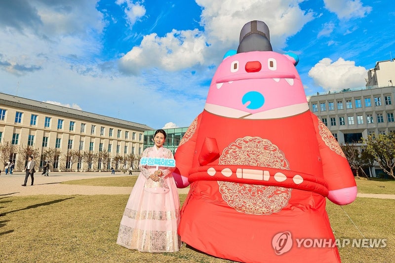 <b>김혜경</b> 여사 '#<b>한복</b>해요 <b>챌린지</b> 이벤트' 동참