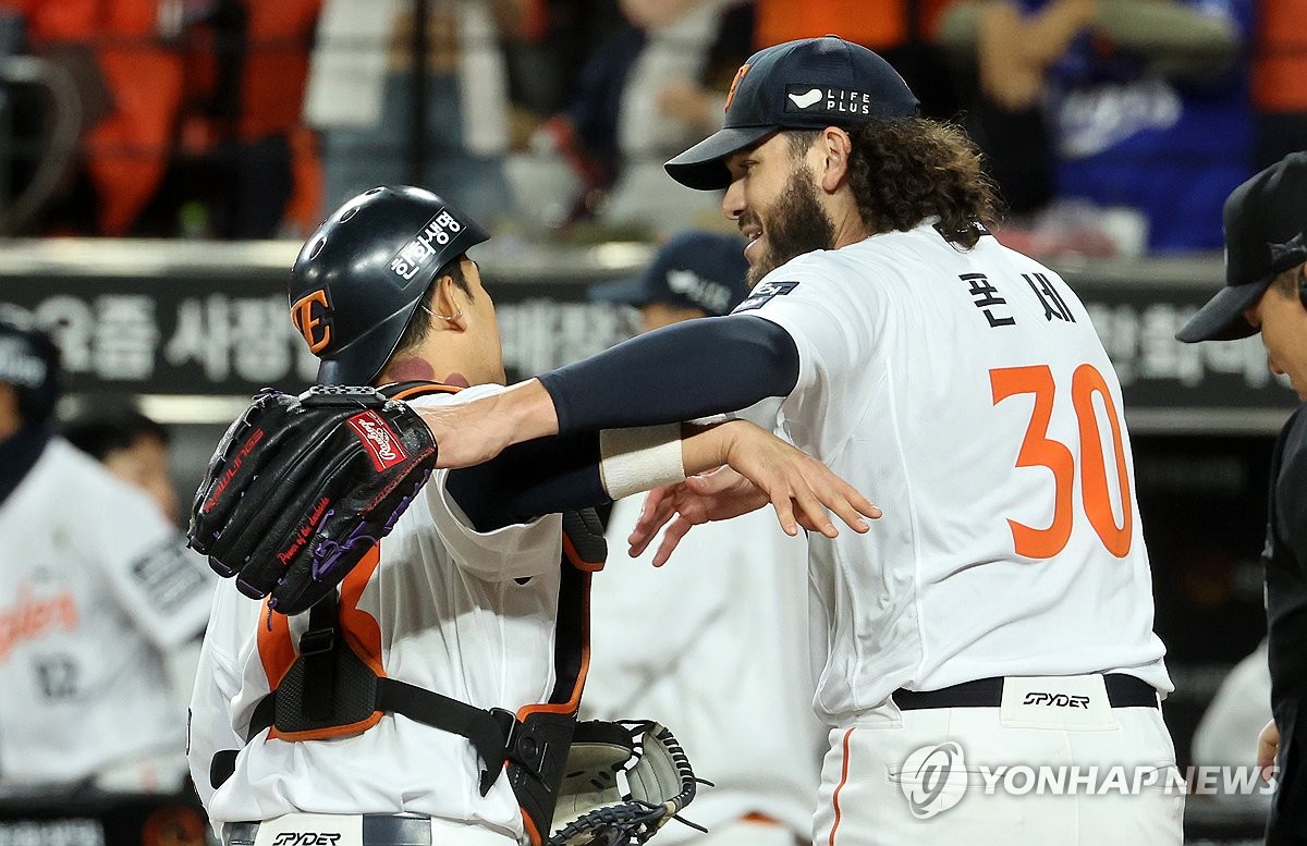 프로야구 한화, 19년 만에 <b>한국시리즈</b> 진출…'나는 행복합니다'