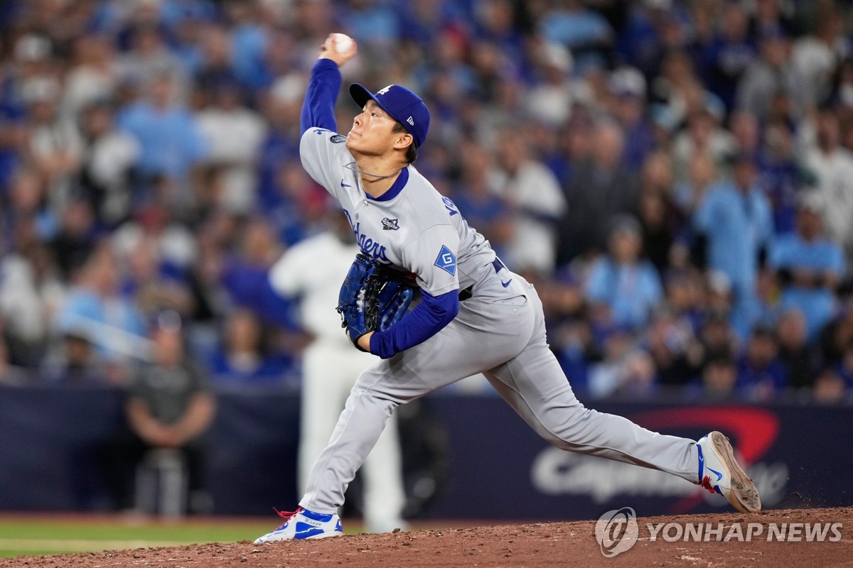 <b>야마모토 완투</b>·스미스 홈런…<b>다저스</b> WS 2차전서 설욕(종합)