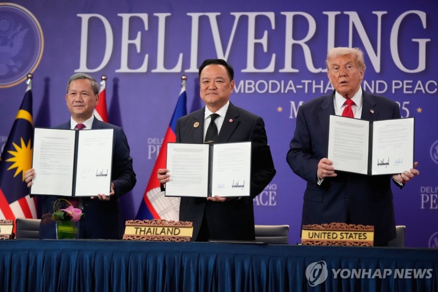 트럼프, 태국-캄보디아 휴전협정식 주재
(쿠알라룸푸르 AP=연합뉴스) 26일(현지시간) 말레이시아 쿠알라룸푸르에서 도널드 트럼프 미국 대통령과 아누틴 찬위라꾼 태국 총리(가운데),