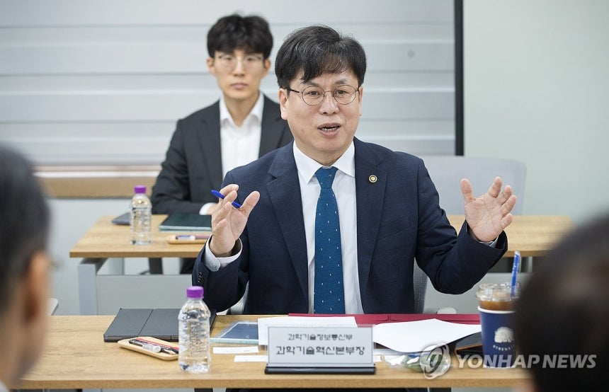 박인규 과학기술혁신본부장
(서울=연합뉴스) 박인규 과학기술정보통신부 과학기술혁신본부장이 12일 서울 용산구 회의실에서 열린 '2026년도 기초연구 예산 간담회'에서 발언하고있다. 