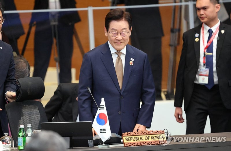 李대통령, APEC 전초전 <b>아세안 순방</b>후 <b>귀국</b>길…이제 시선은 경주로