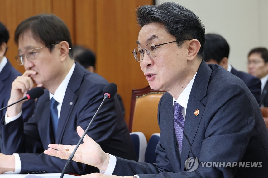 답변하는 이억원 금융위원장
(서울=연합뉴스) 김주성 기자 = 이억원 금융위원장이 27일 서울 여의도 국회에서 열린 정무위원회의 종합감사에서 위원 질의에 답하고 있다. 2025.10