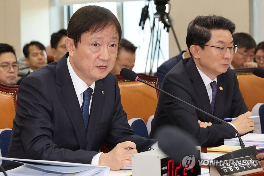 답변하는 이찬진 금감원장 (서울=연합뉴스) 김주성 기자 = 이찬진 금융감독원장이  27일 서울 여의도 국회에서 열린 정무위원회의 종합감사에서 위원 질의에 답하고 있다. 2025.10.27 utzza@yna.co.kr