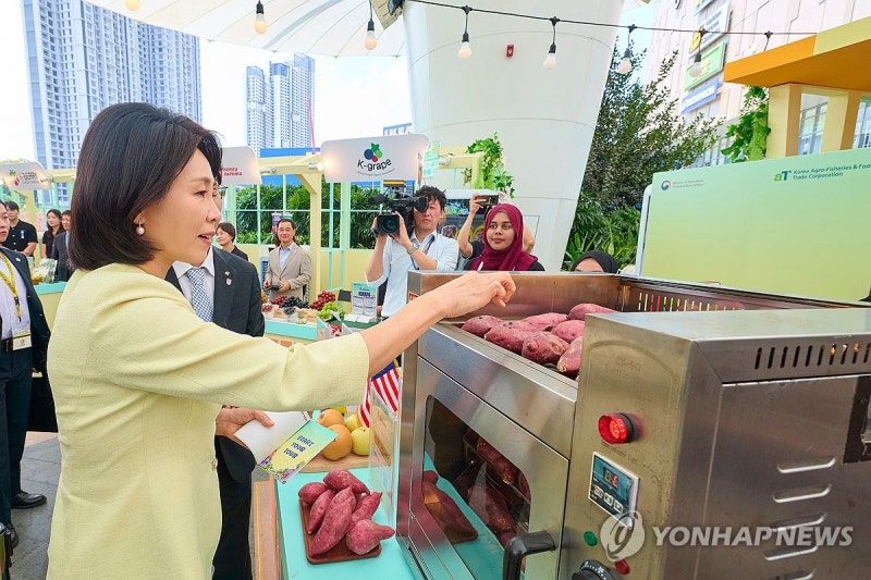<b>김혜경</b> 여사, 말레이시아 <b>K</b>-<b>푸드</b> 팝업스토어 방문