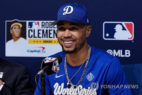 MLB <b>다저스</b> 유격수 <b>베츠</b>, <b>클레멘테상</b> 수상…팀 역대 네 번째