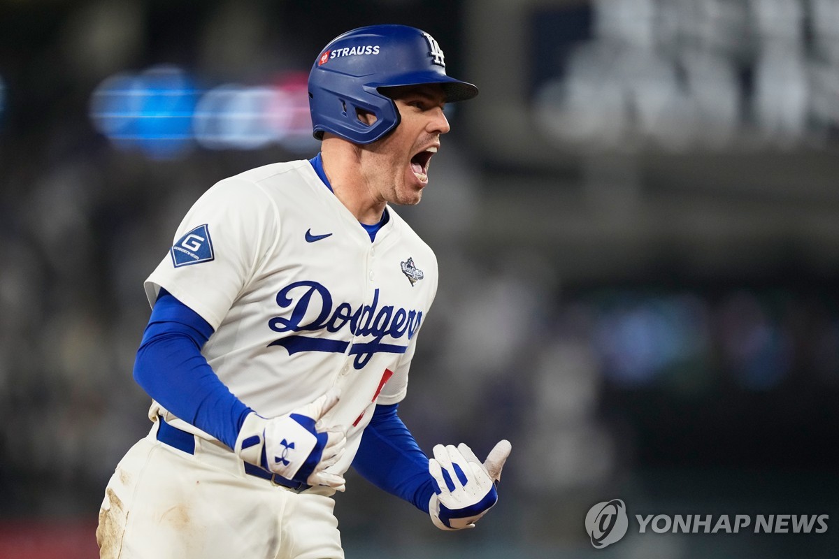 프리먼 연장 18회 끝내기포…다저스, 혈투 끝에 WS 3차전 승리
