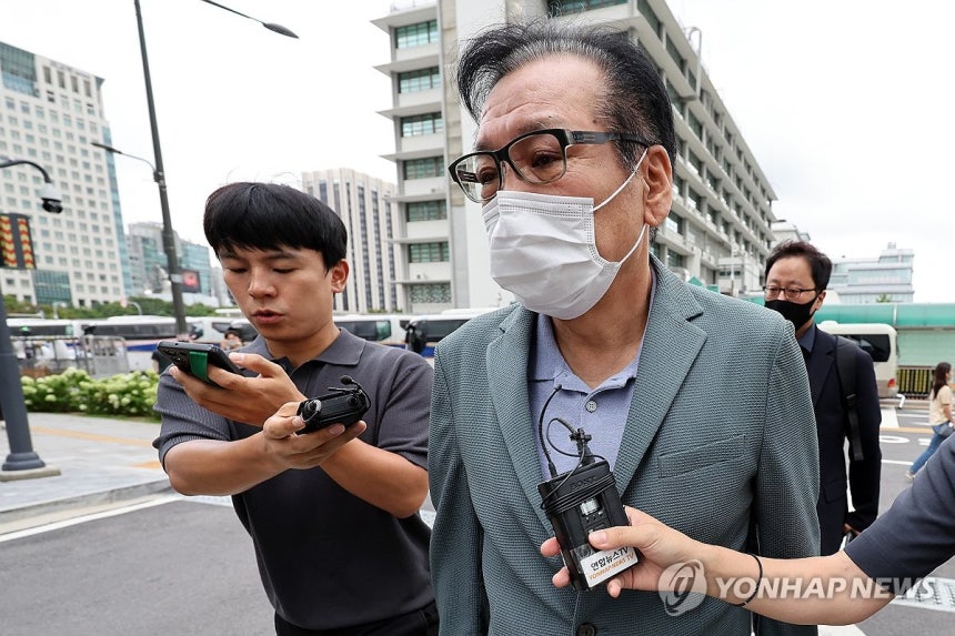 영장심사 포기하고 특검 대기하는 건진법사 전성배 씨 (서울=연합뉴스) 이동해 기자 = 영장심사를 포기한 건진법사 전성배 씨가 21일 민중기 특별검사팀 사무실이 마련된 서울 종로구 KT 광화문빌딩 웨스트에서 대기하기