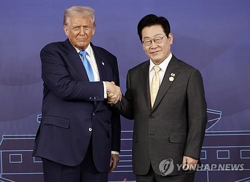 기념촬영하는 한미 정상<br/> (경주=연합뉴스) 한상균 기자 = 이재명 대통령과 도널드 트럼프 미국 대통령이 29일 경북 경주박물관에서 한미 정상회담 기념촬영을 하고 있다. 2025.10.29 [대통령실통신사진기자단