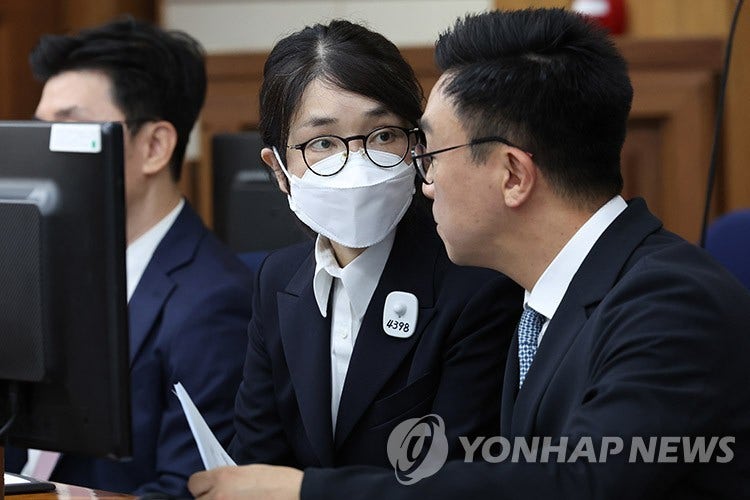 김건희에 '샤넬 가방 전달' <b>유경옥 증인 불출석</b>…내달 재소환