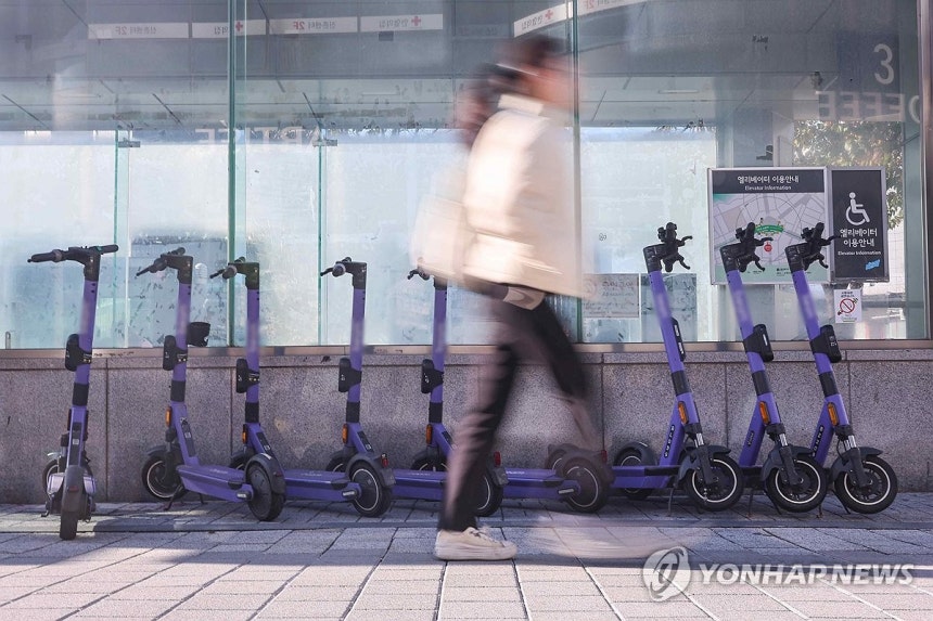 서울 시내에 주차된 전동킥보드 [연합뉴스 자료사진]