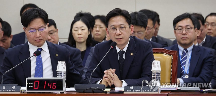 답변하는 배경훈 장관
(서울=연합뉴스) 박동주 기자 = 배경훈 과학기술정보통신부 장관이 29일 서울 여의도 국회 과학기술정보방송통신위원회에서 열린 과학기술정보통신부 등에 대한 종합