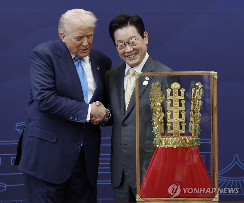 [<b>한미</b>정상회담] 李대통령, <b>트럼프</b>에 무궁화대훈장…금관 모형도 선물
