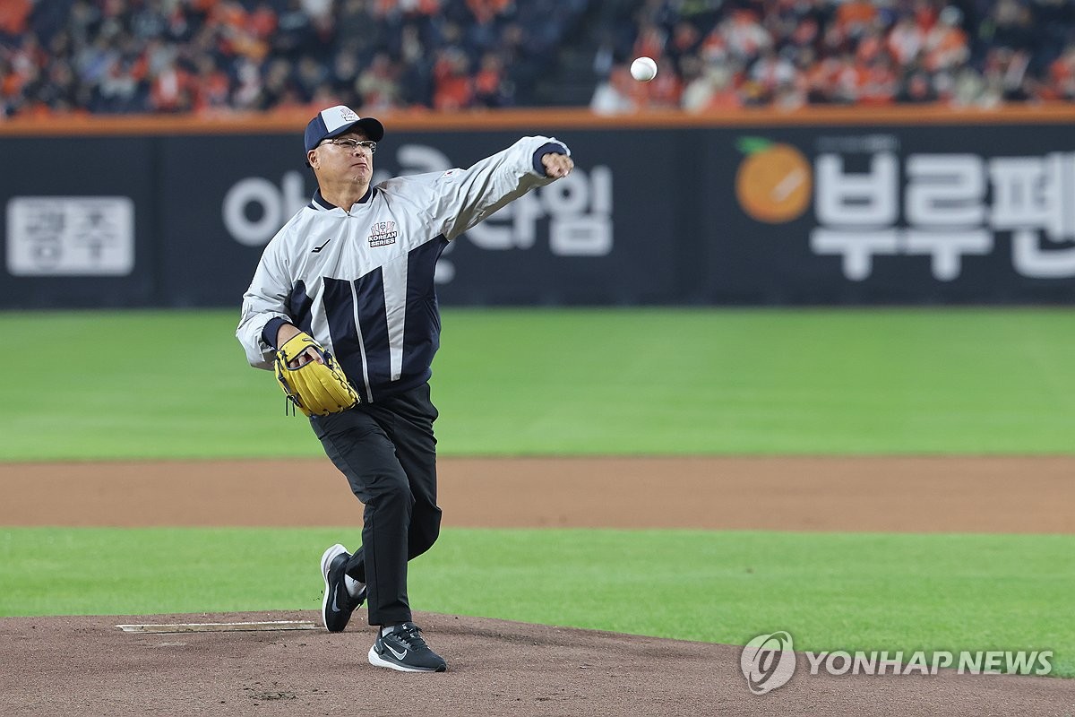<b>한화</b> 전설 구대성 KS 시구…"영광스러운 순간, 자주 맞이했으면"