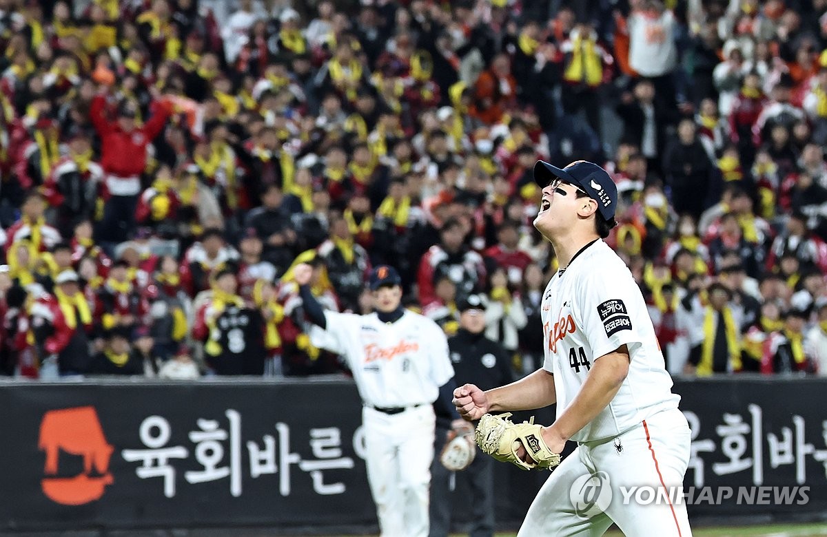 <b>한화</b> <b>김서현</b> '이겼다!'