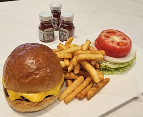 트럼프, 경주 힐튼호텔서 치즈버거 먹고 온천수 샤워 엄지 척(종합)1