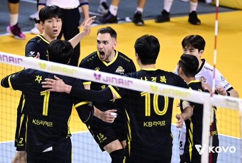 '<b>비예나</b> 21점' <b>KB손보</b>, OK저축은행 3-0 완파…2연승으로 2위(종합)