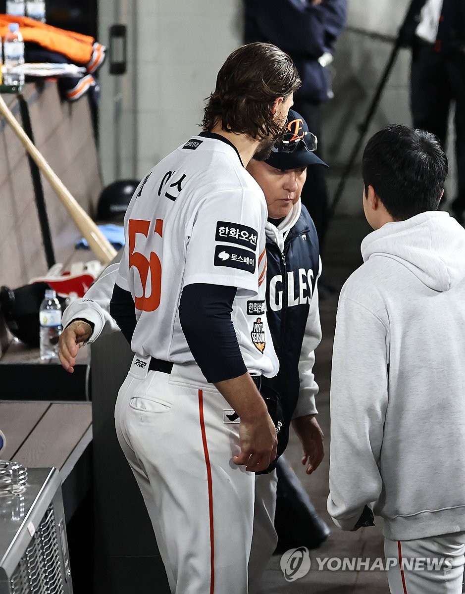 <b>한화 김경문</b> 감독의 격려받는 와이스