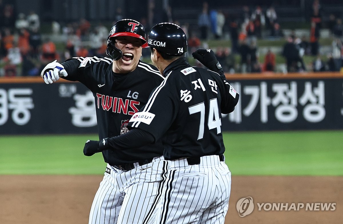 <b>LG</b>, <b>9회</b>초 6득점 역전 드라마…한국시리즈 우승 '1승 남았다'