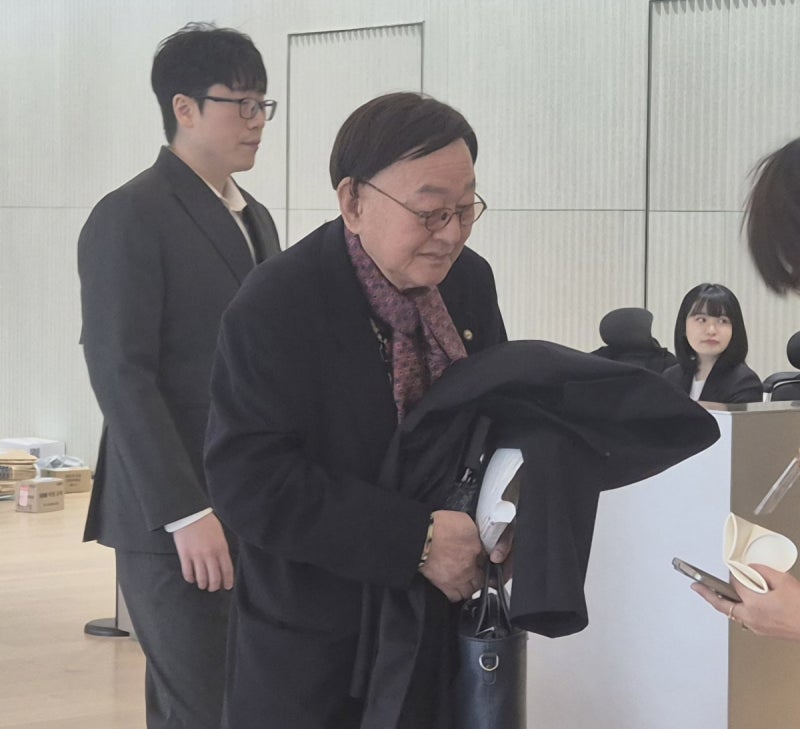 '<b>김건희일가</b>' 동업자 김충식 특검출석…"양평개발 관여 안해"