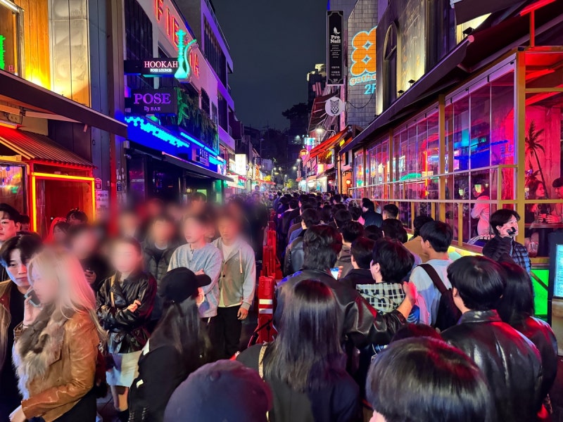 11만 모인 <b>홍대</b> '매우혼잡' 경고…이태원 참사 골목 통행금지(종합)
