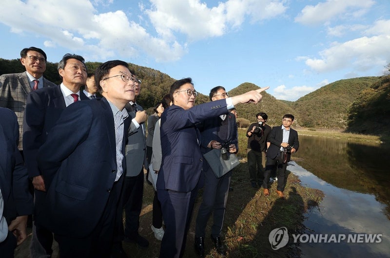 반구대 <b>암각화</b> 찾은 <b>우원식 국회의장</b>