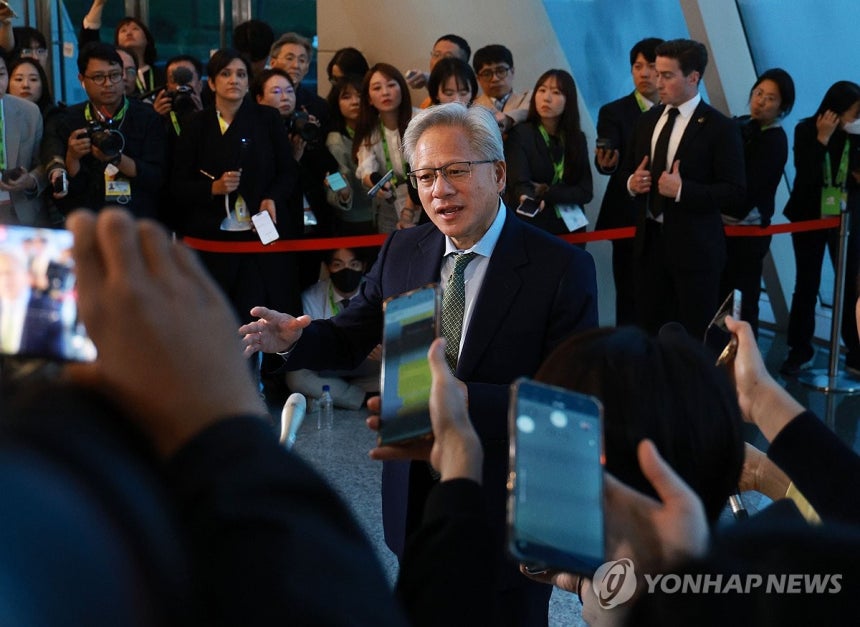 취재진 질문에 답하는 젠슨 황 (경주=연합뉴스) 한종찬 기자 = 젠슨 황 엔비디아 최고경영자가 31일 경북 경주 예술의전당 원화홀에서 열린 2025년 아시아태평양경제협의체(APEC) 경주 엔비디아 기자간담회에서 입장