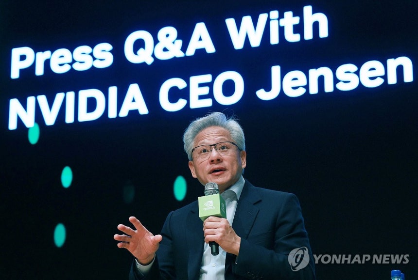 발언하는 젠슨 황 (경주=연합뉴스) 한종찬 기자 = 젠슨 황 엔비디아 최고경영자가 31일 경북 경주 예술의전당 원화홀에서 열린 2025년 아시아태평양경제협의체(APEC) 경주 엔비디아 기자간담회에서 취재진 질문에 답