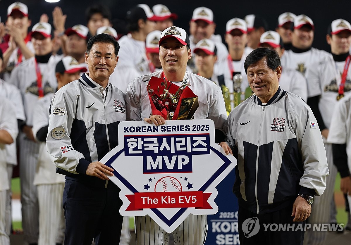 한국시리즈 <b>MVP</b>는 <b>김현수</b>