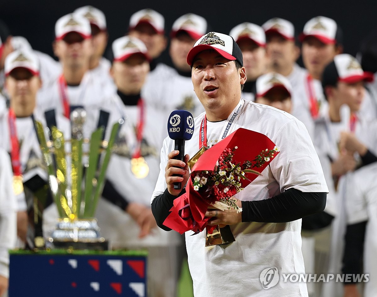 3번의 <b>준우승</b> 아픔 딛고 3번 우승…김현수, KS MVP 트로피 번쩍(종합)