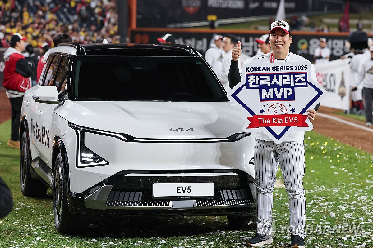 한국시리즈 <b>MVP</b> 차지한 <b>김현수</b>