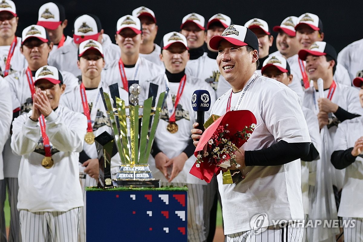 <b>MVP</b> 소감 밝히는 <b>김현수</b>