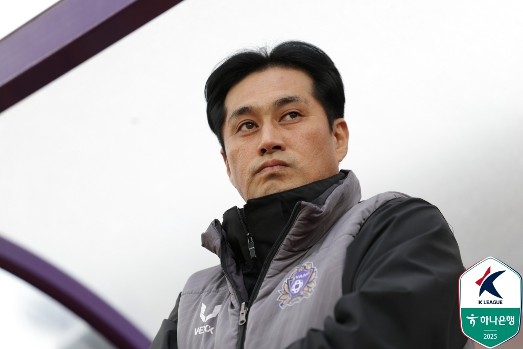 '<b>1부</b> <b>잔류</b> 파란불' <b>안양</b> 유병훈 "목표 향한 선수들 의지 돋보여"