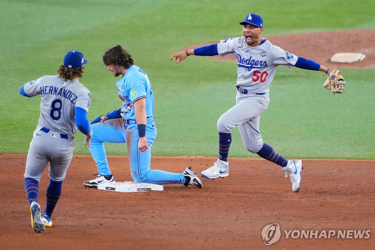 '초강수' <b>다저스</b>, 토론토와 WS 6차전 3-1 승리…최종전 간다