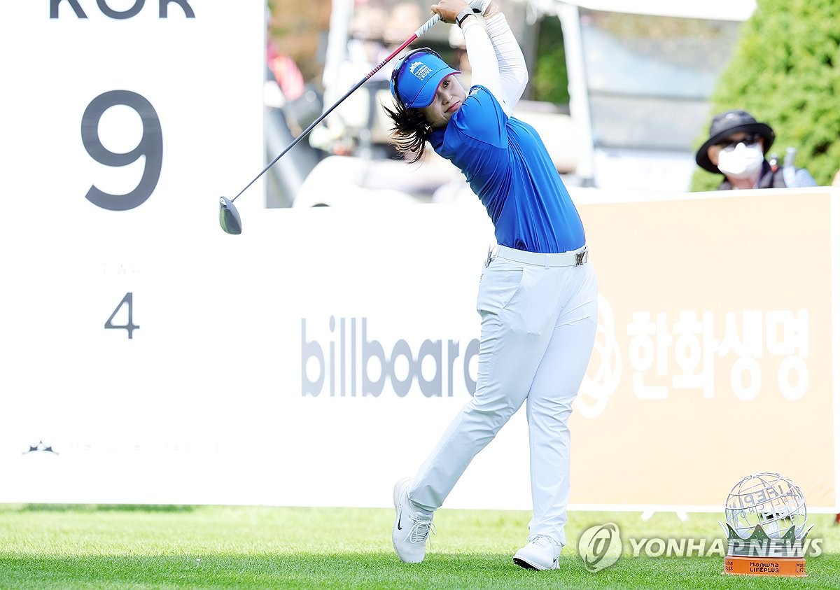 <b>최혜진</b>, LPGA <b>메이뱅크</b> 3R 선두 질주 "우승한 적 없어서 긴장돼"
