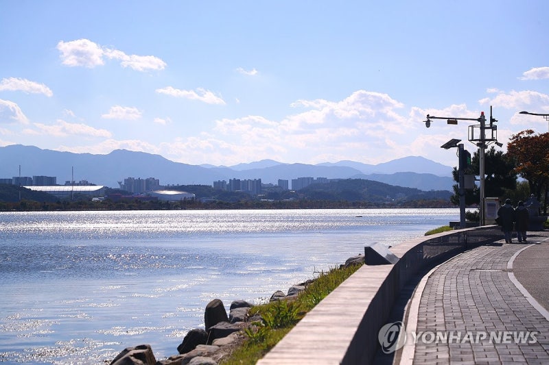 [날씨] 찬 공기 내려와 낮부터 추워져…곳곳 약한 <b>비</b>
