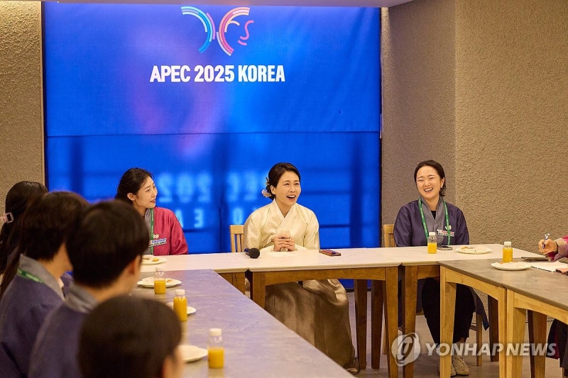 <b>김혜경 여사</b>, APEC <b>자원봉사</b>자 격려 방문