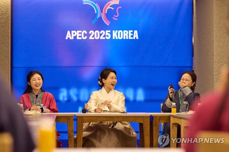 <b>김혜경</b> 여사, <b>APEC 자원봉사자 격려</b> 방문