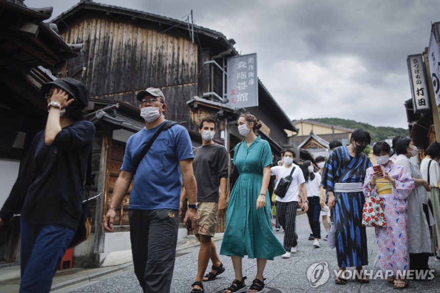 동북아 관광객 20% 폭증 무개념 외국인들 오버투어리즘 아시아도 몸살 ㄷㄷ