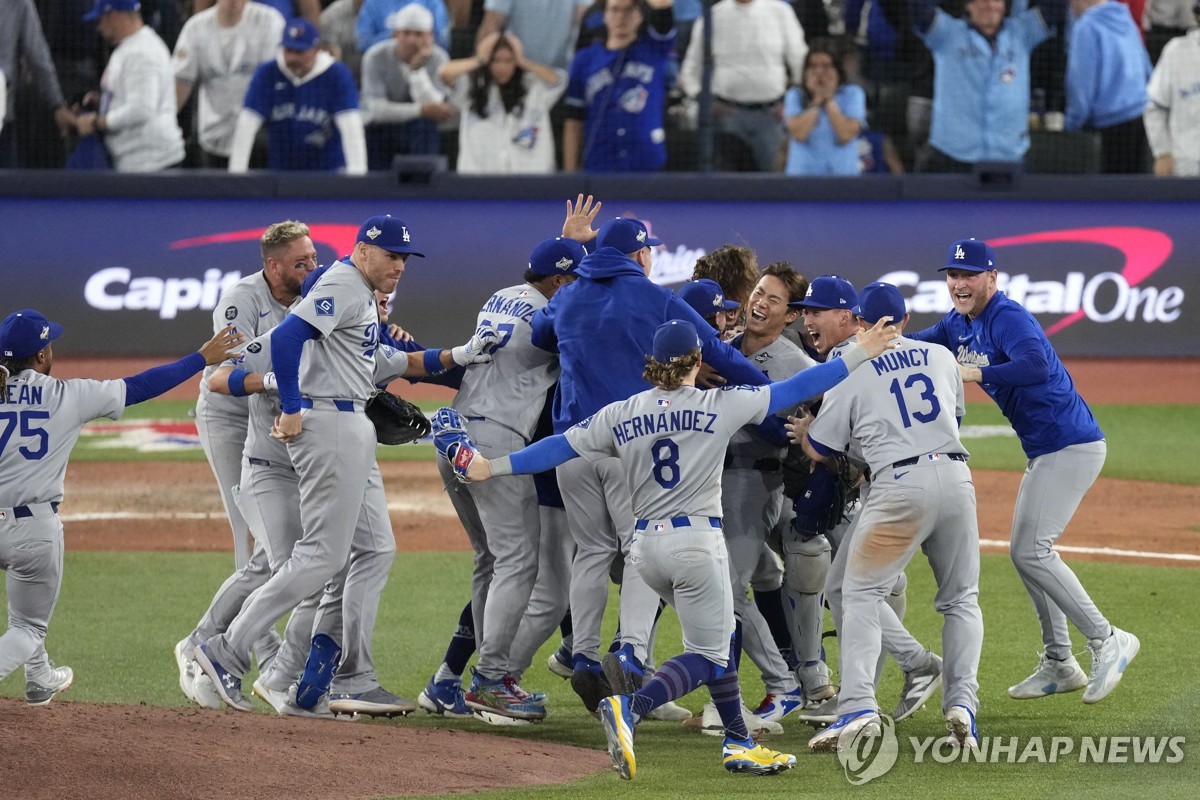 <b>다저스</b>, 연장 11회 접전서 토론토 꺾고 MLB 월드시리즈 2연패(종합)