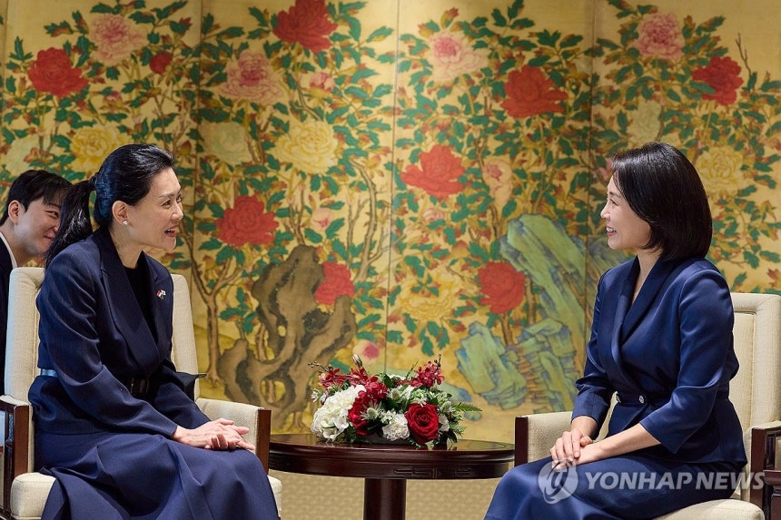김혜경 여사, 싱가포르 루즈 루이 여사와 환담
(서울=연합뉴스) 김혜경 여사가 2일 한-싱가포르 정상회담을 위해 로런스 웡 싱가포르 총리와 함께 용산 대통령실을 찾은 루즈 루이  