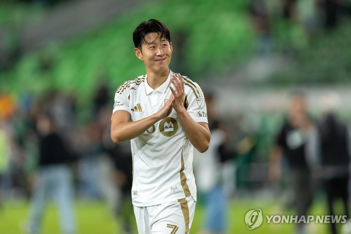 LAFC 감독 "전직 수비수로서 <b>손흥민</b>은 정말 막기 힘든 선수"