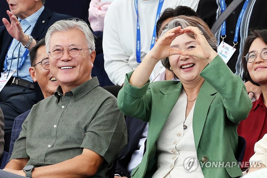 세계양궁선수권대회 관람하는 문재인 전 대통령 내외 (광주=연합뉴스) 정다움 기자 = 문재인 전 대통령과 김정숙 여사가 12일 오후 광주 동구 국립아시아문화전당 인근 5·18민주광장에서 열린 2025 세계양궁선수권대회