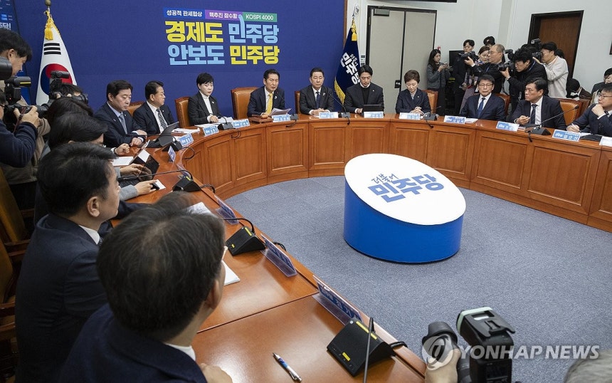 발언하는 정청래 민주당 대표 (서울=연합뉴스) 황광모 기자 = 더불어민주당 정청래 대표가 3일 국회에서 열린 최고위원회의에서 발언하고 있다. 2025.11.3 hkmpooh@yna.co.kr