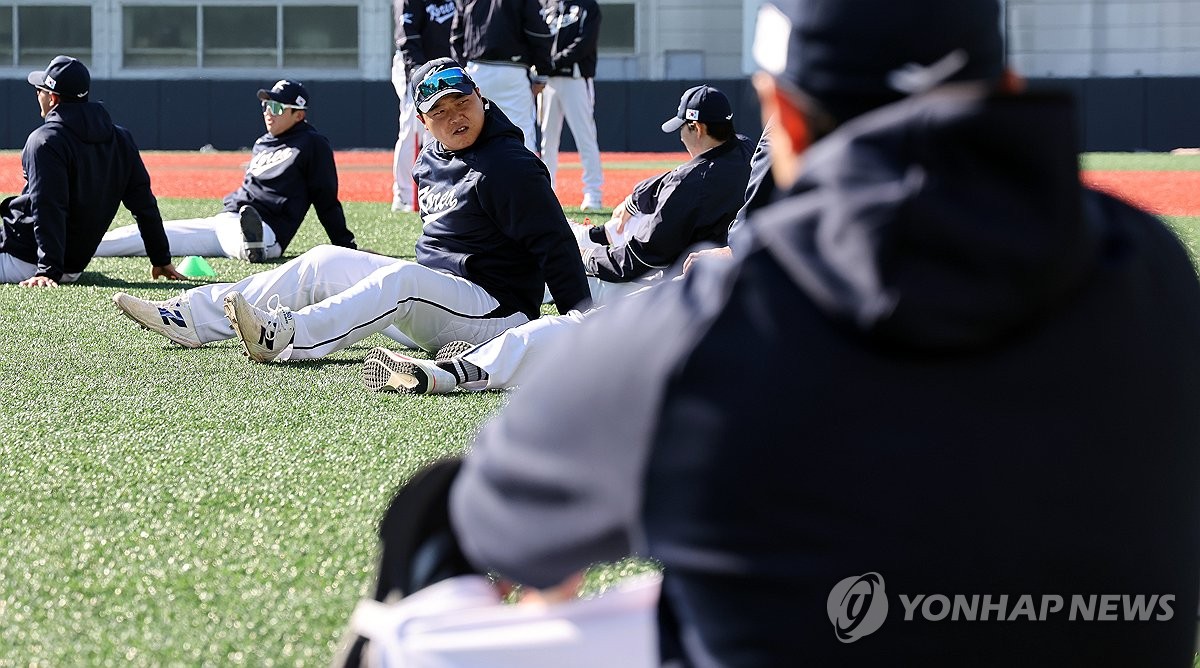 몸 푸는 <b>한동희</b>